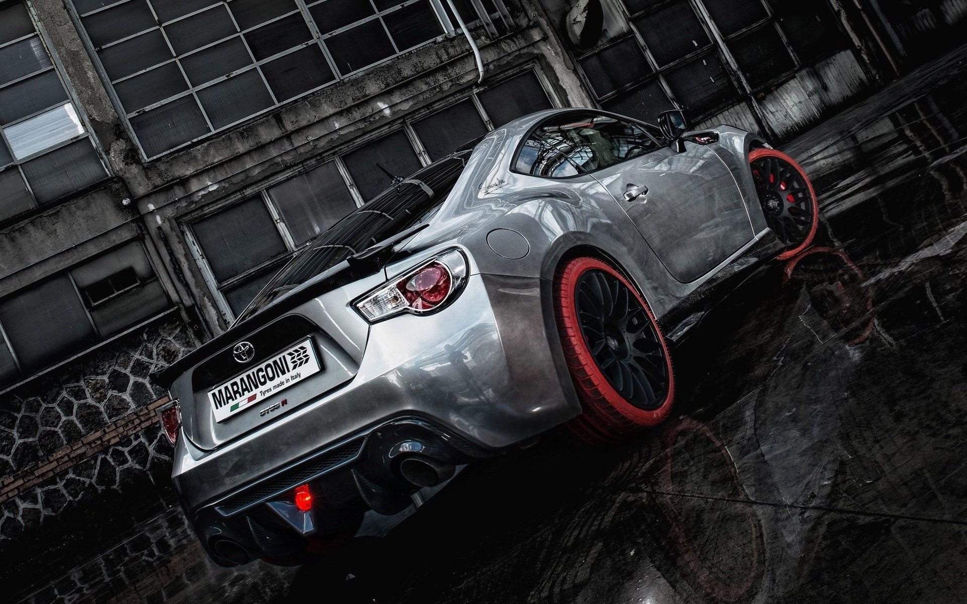 Image: Toyota, GT86-R, silver, Marangoni, red tyres, reflection