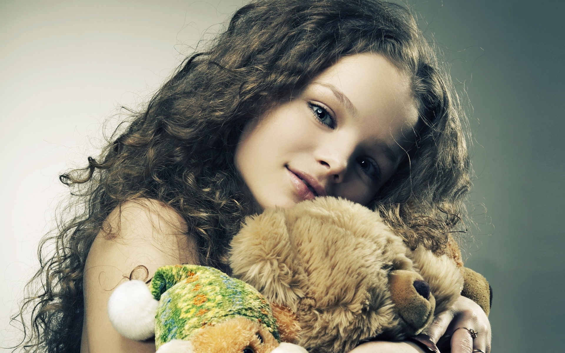 Картинка: Девочка, игрушки, взгляд, улыбка, волосы, кудри, мишка