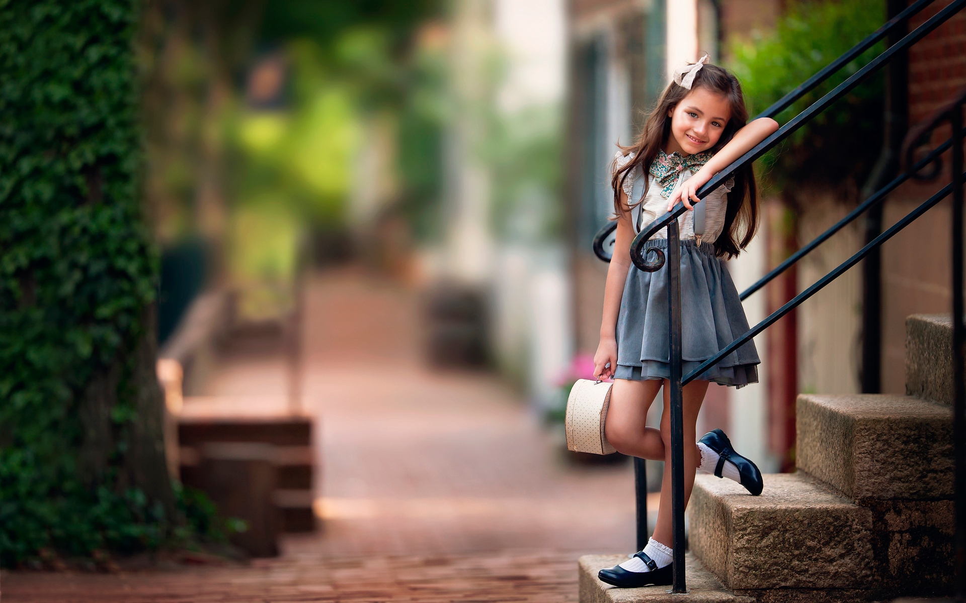 Картинка: Девочка, стоит, лестница, ступеньки, перила, улыбка, настроение, улица