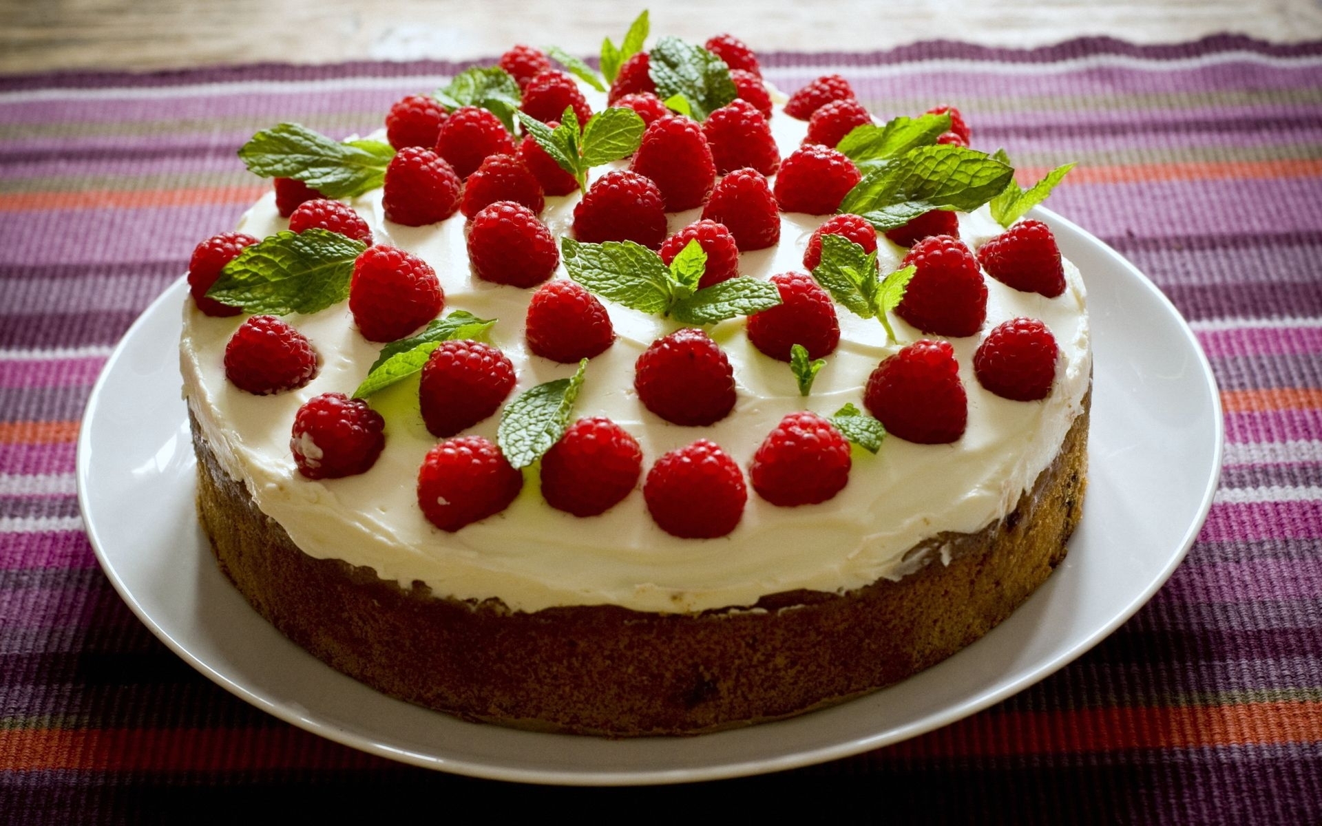 Картинка: Торт, выпечка, ягоды, малина, крем, сладость, мята