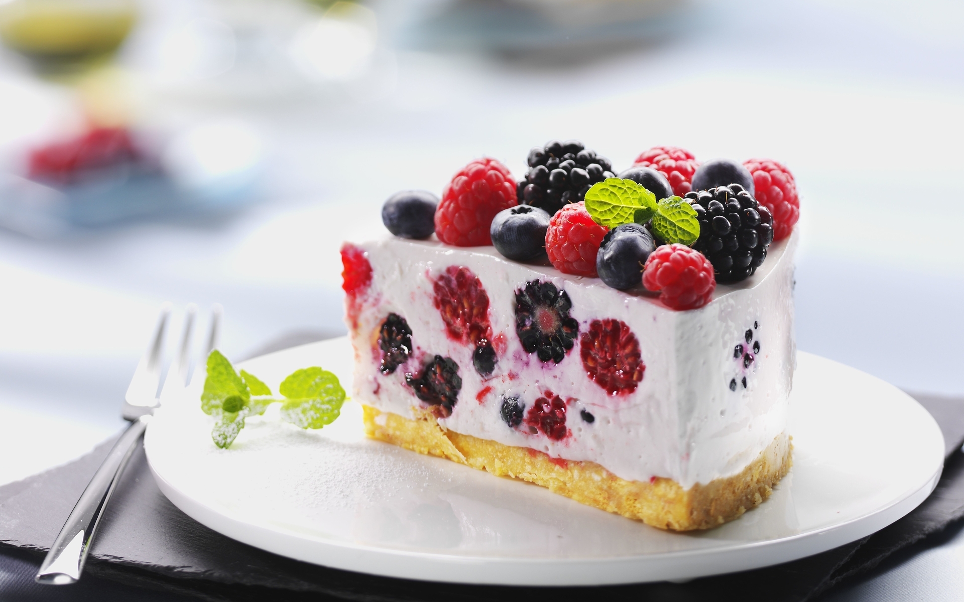 Картинка: Торт, ягоды, малина, ежевика, черника, кусочек, листики, вилка, тарелка