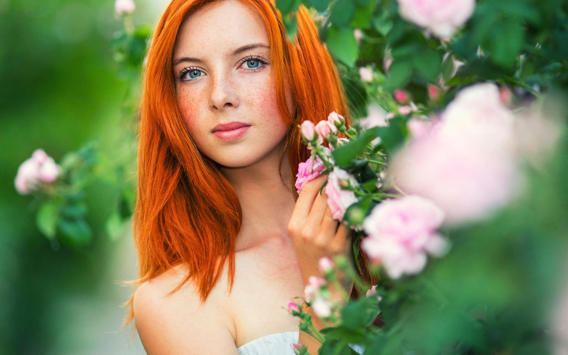 Картинка: Девушка, лицо, веснушки, глаза, макияж, волосы, рыжая, цветы