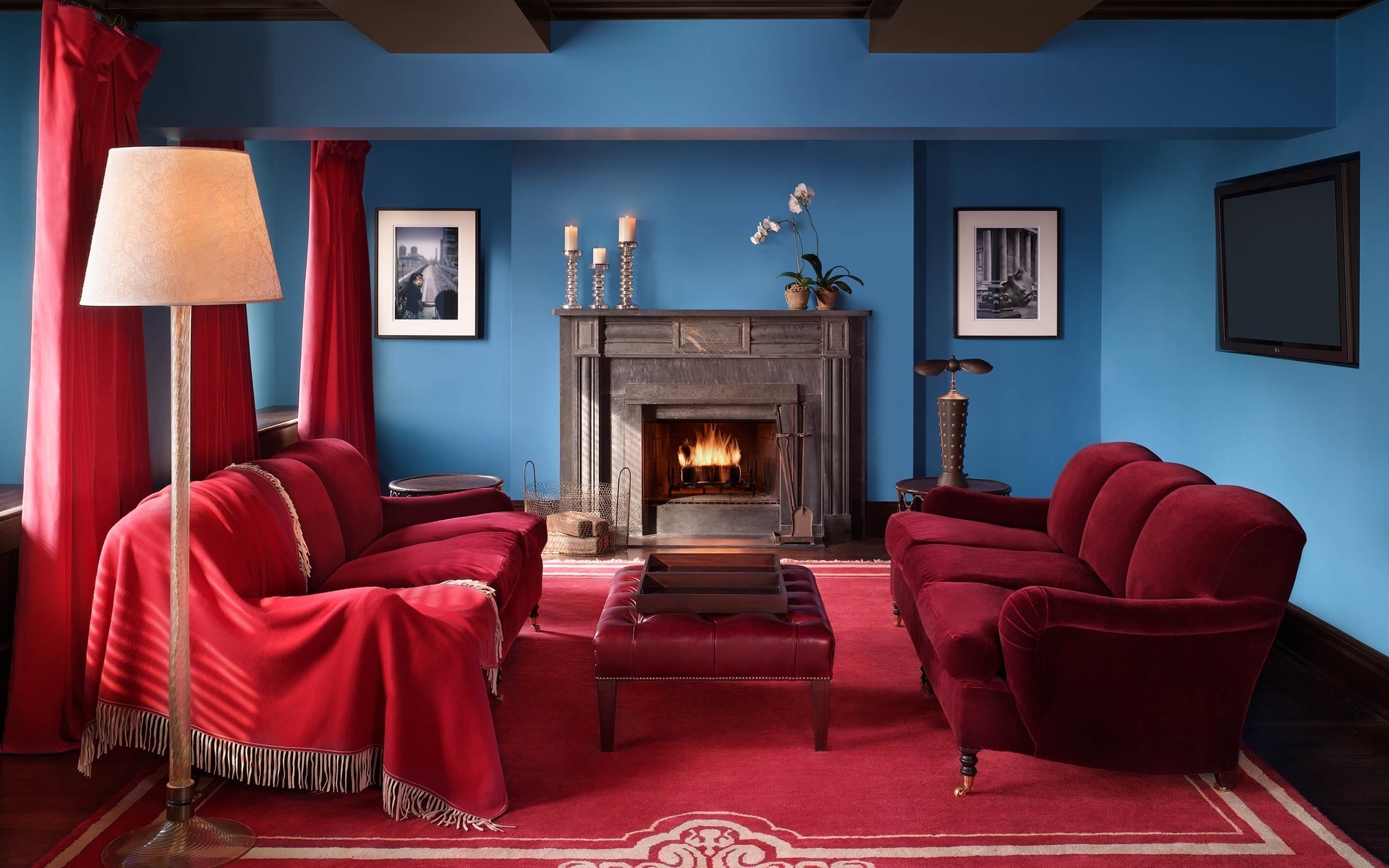 Картинка: Гостиная, красный цвет, камин, торшер, диван