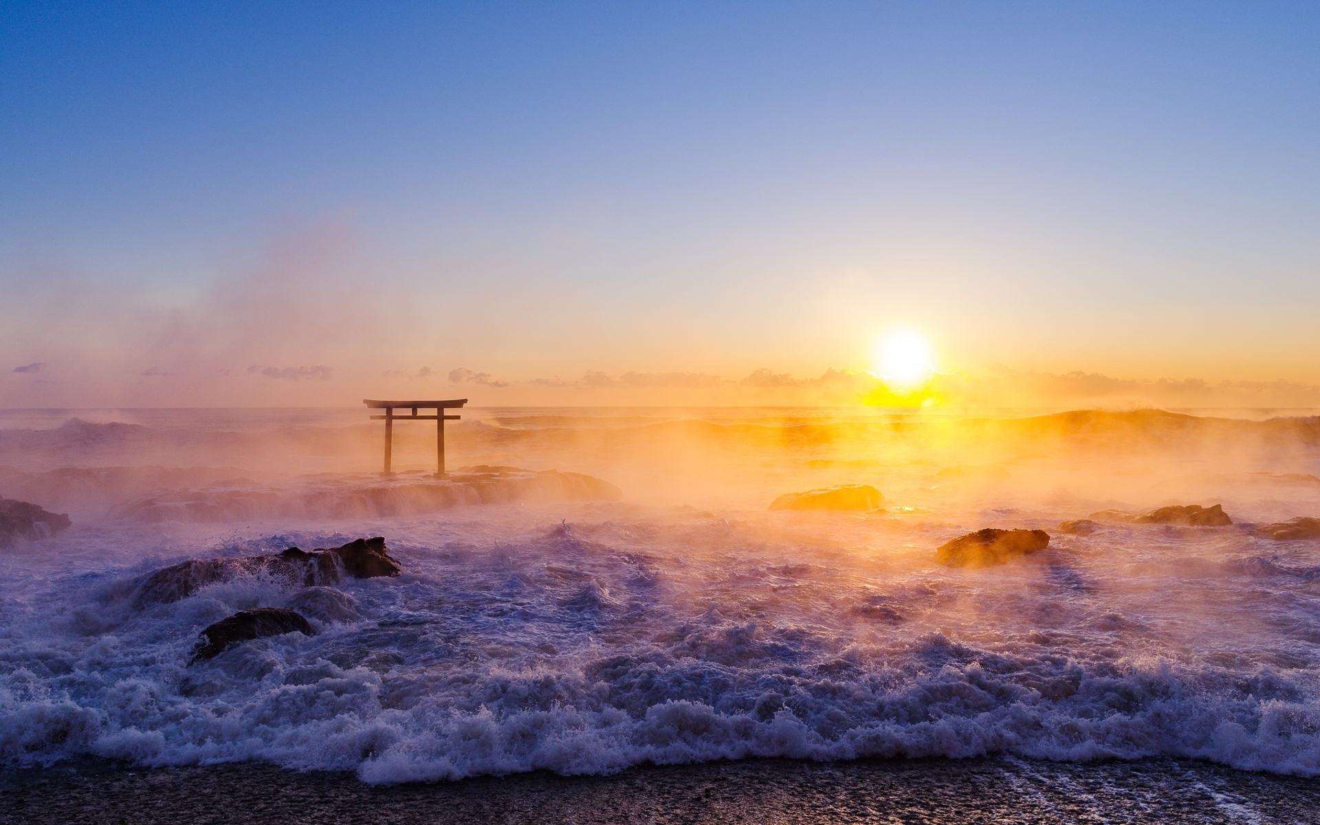 Картинка: Море, солнце, закат, испарение, вода, волны, камни, берег, небо, ворота