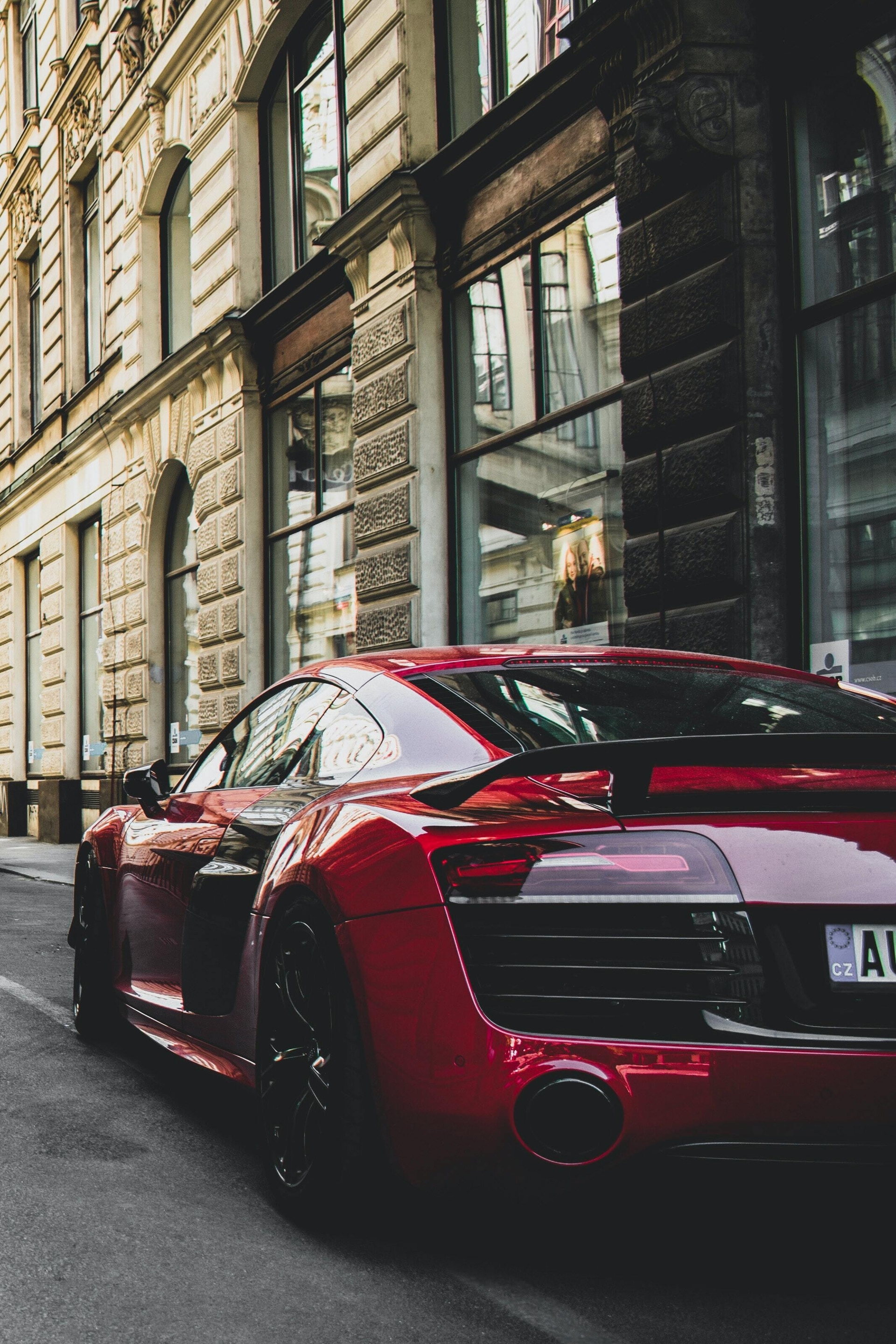 Картинка: Audi, R8, красный, здания, окна