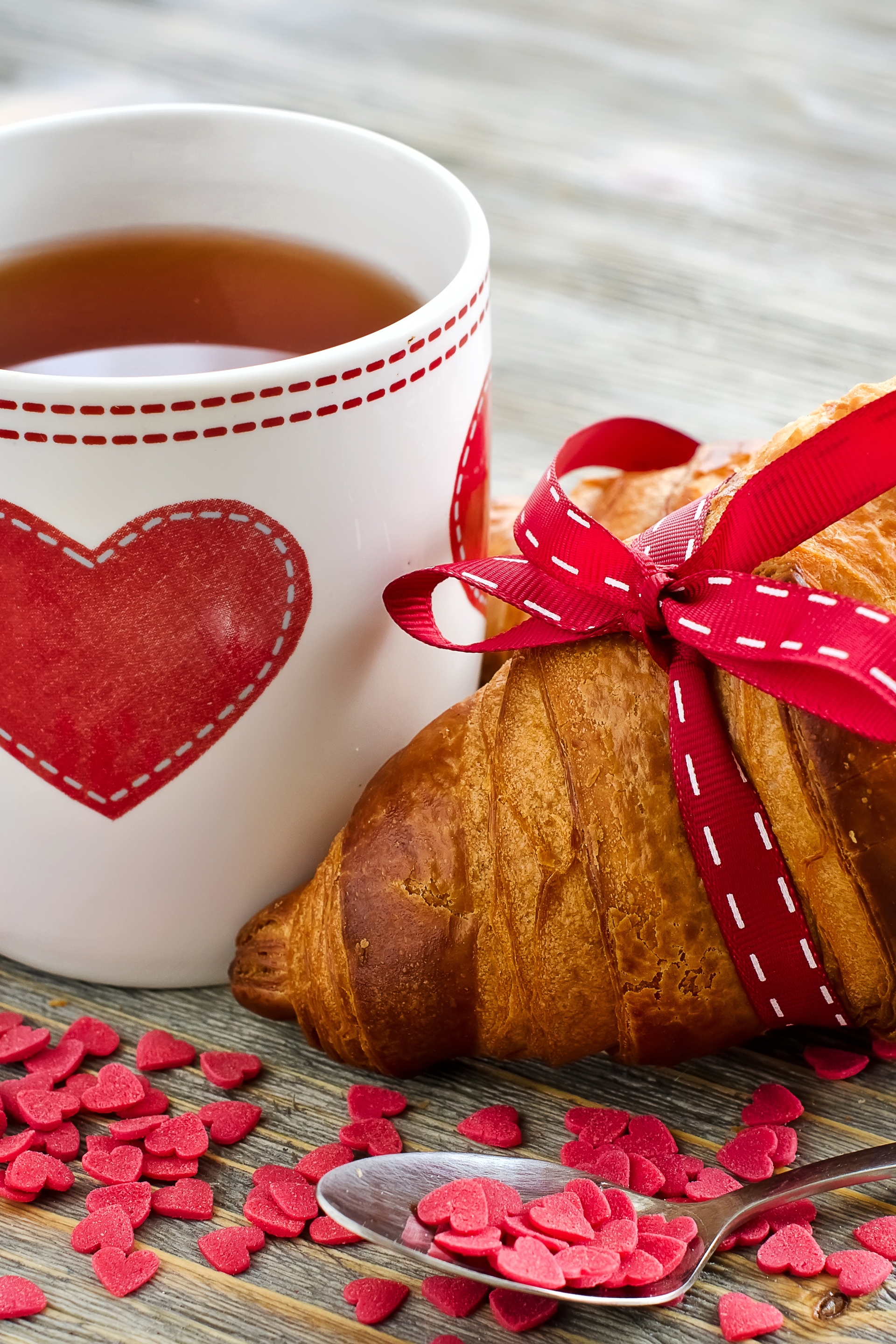 Картинка: Круассан, выпечка, кружка, чашка, чай, сердце, сердечки, любовь, завтрак