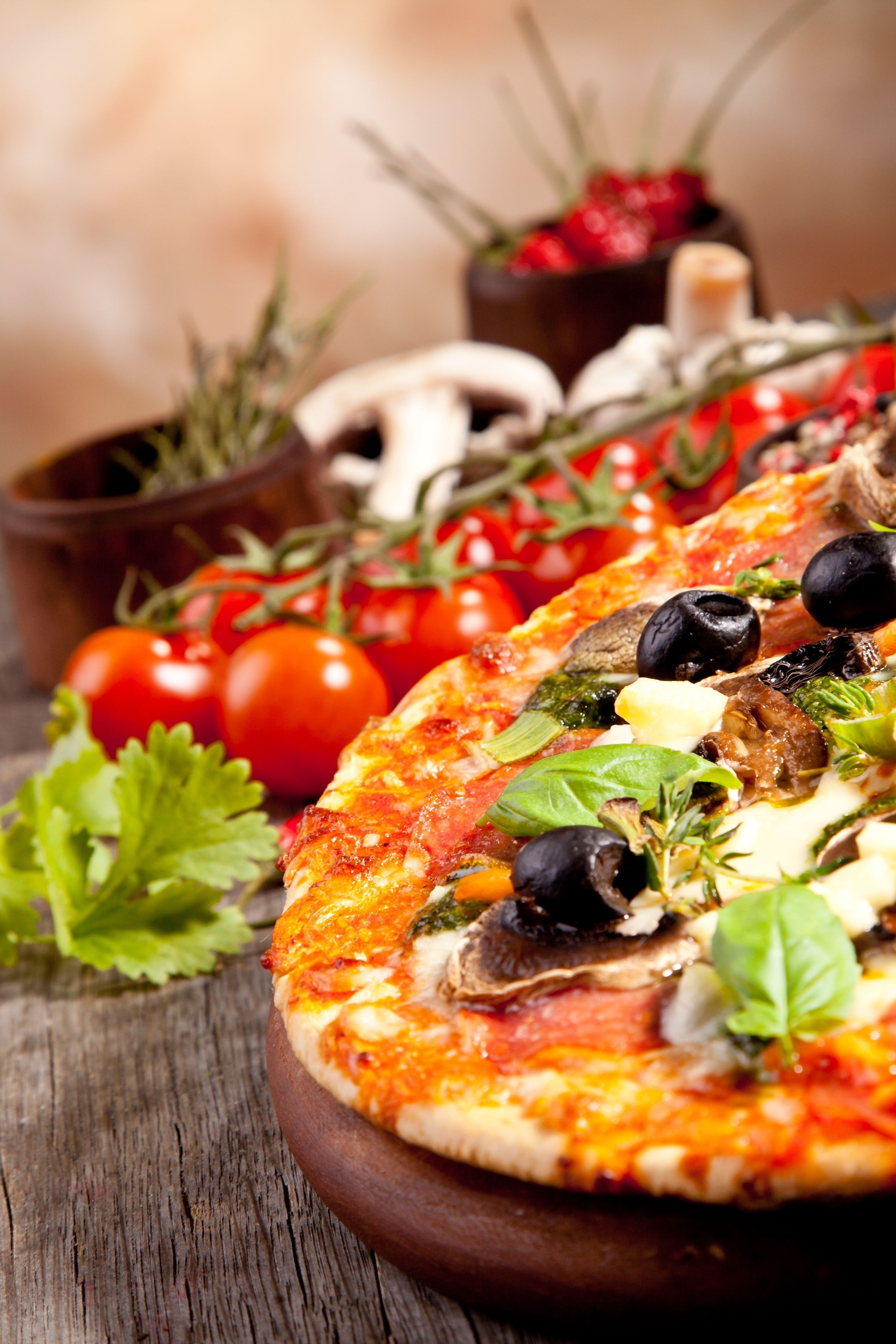 Image: Pizza, olives, greens, tomatoes, mushrooms
