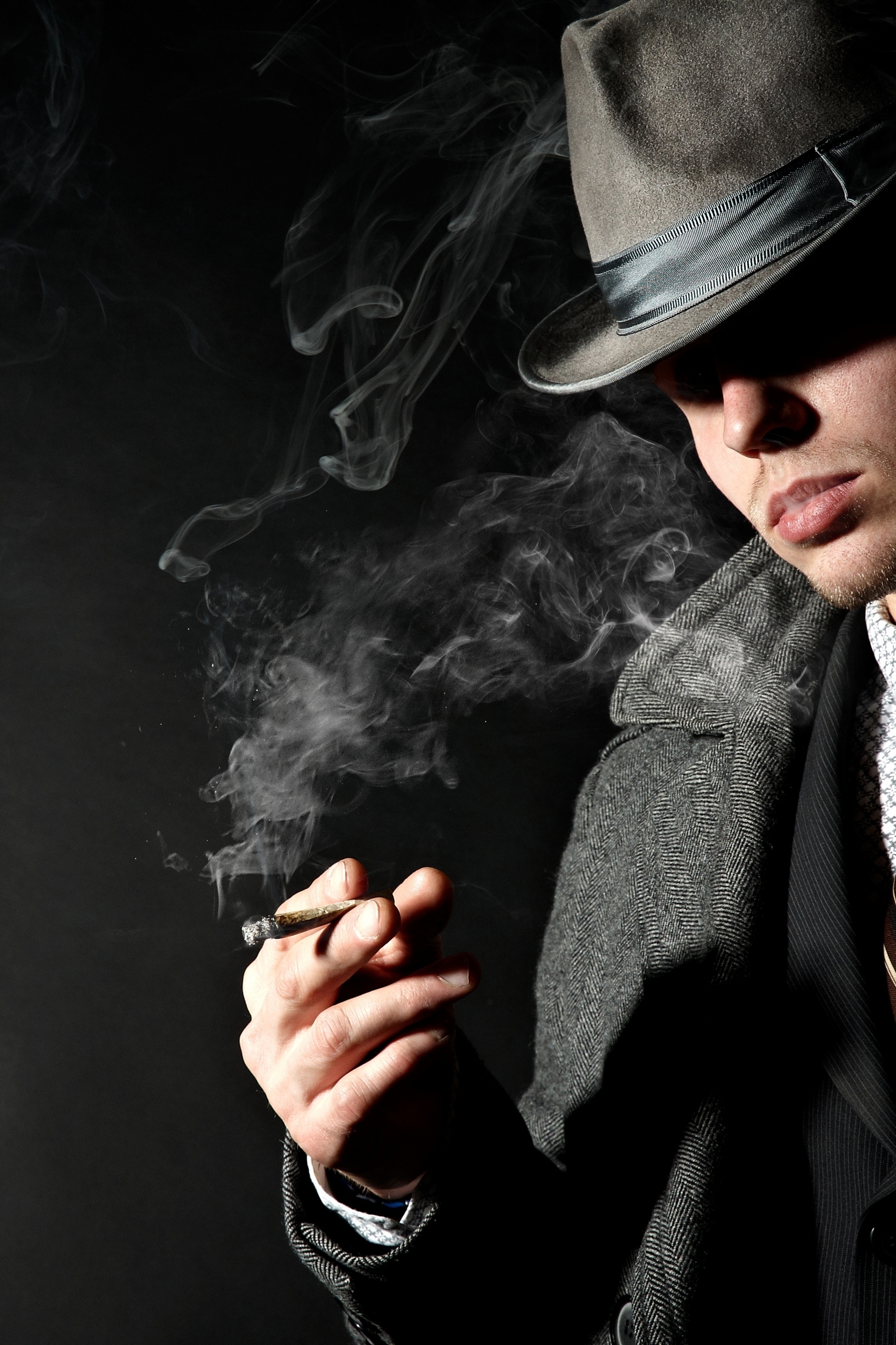 Картинки для ватсапа красивые для мужчины. Курящий в шляпе. Мужчина в шляпе. Мужчина с сигарой. Мужчина в шляпе с сигаретой.