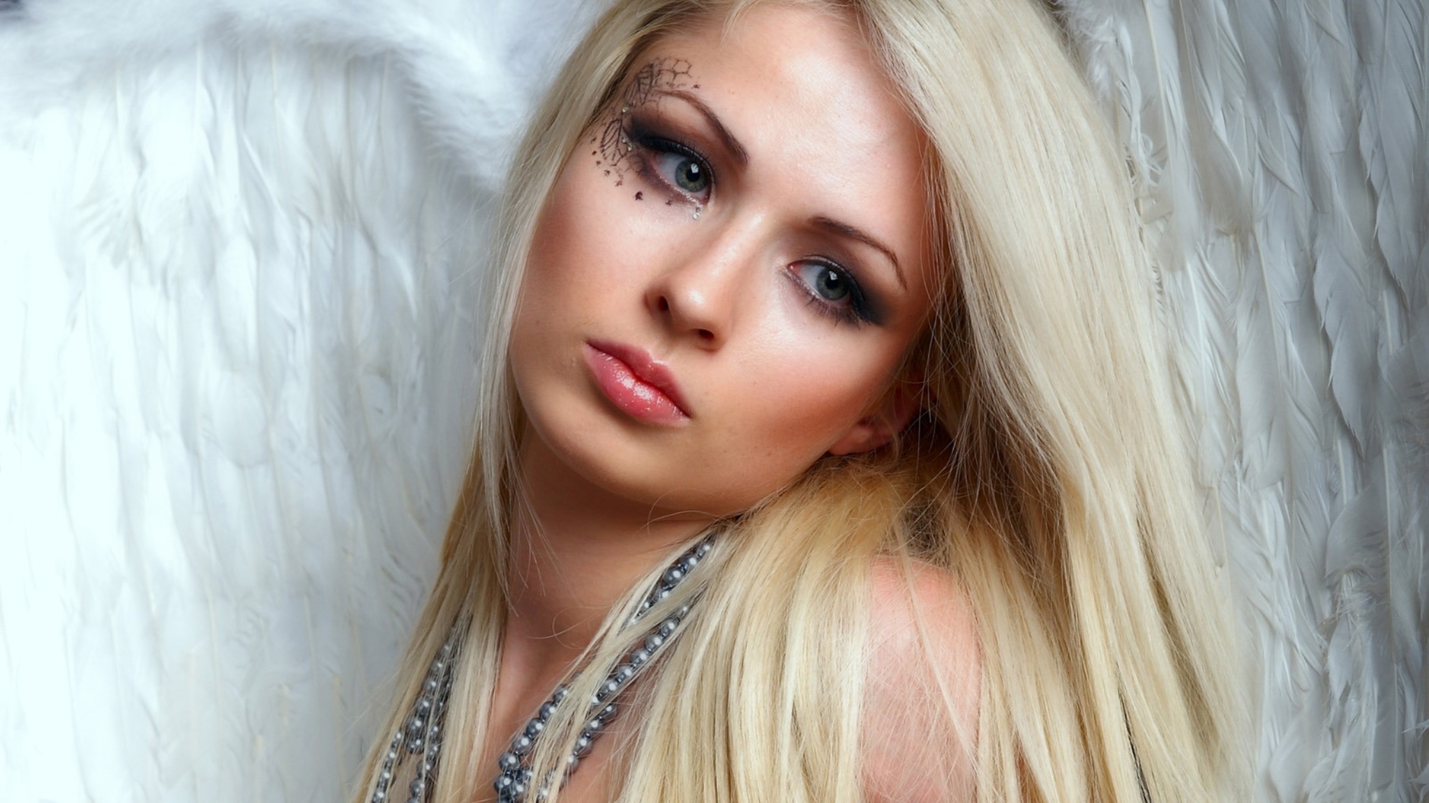Картинка: Девушка, взгляд, глаза, светлые волосы, блондинка, крылья, бусы, рисунок, перья