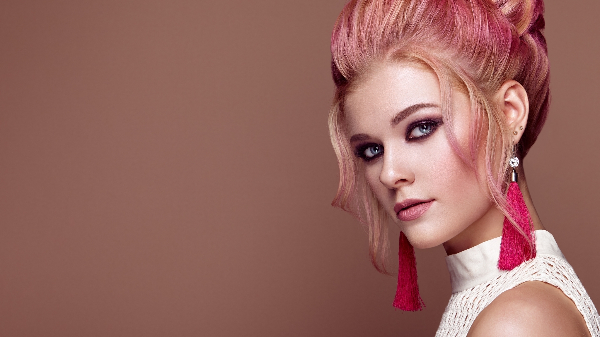 Картинка: Девушка, лицо, макияж, модель, розовые волосы, серьги-кисти