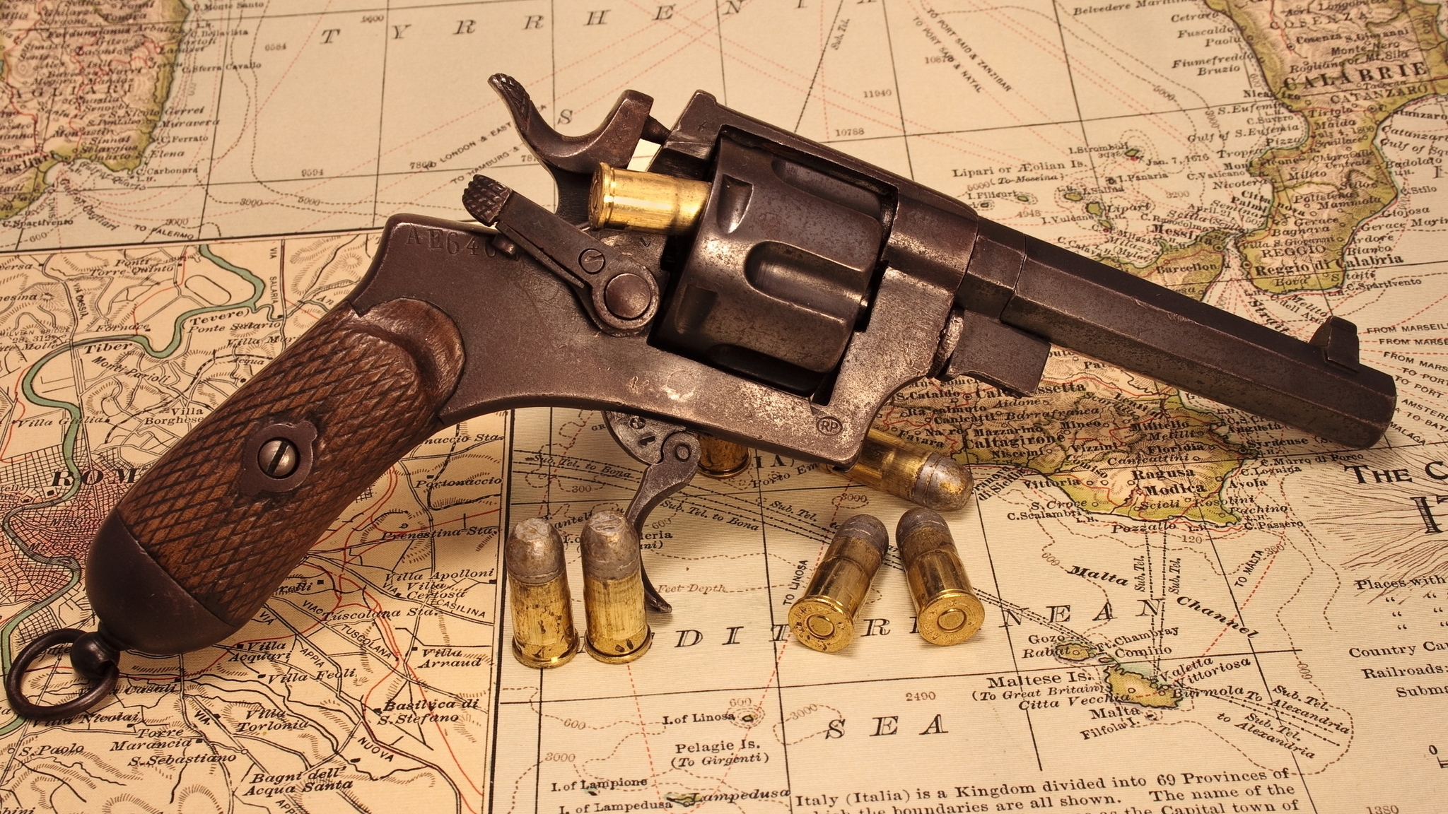 Картинка: Револьвер, патроны, карта