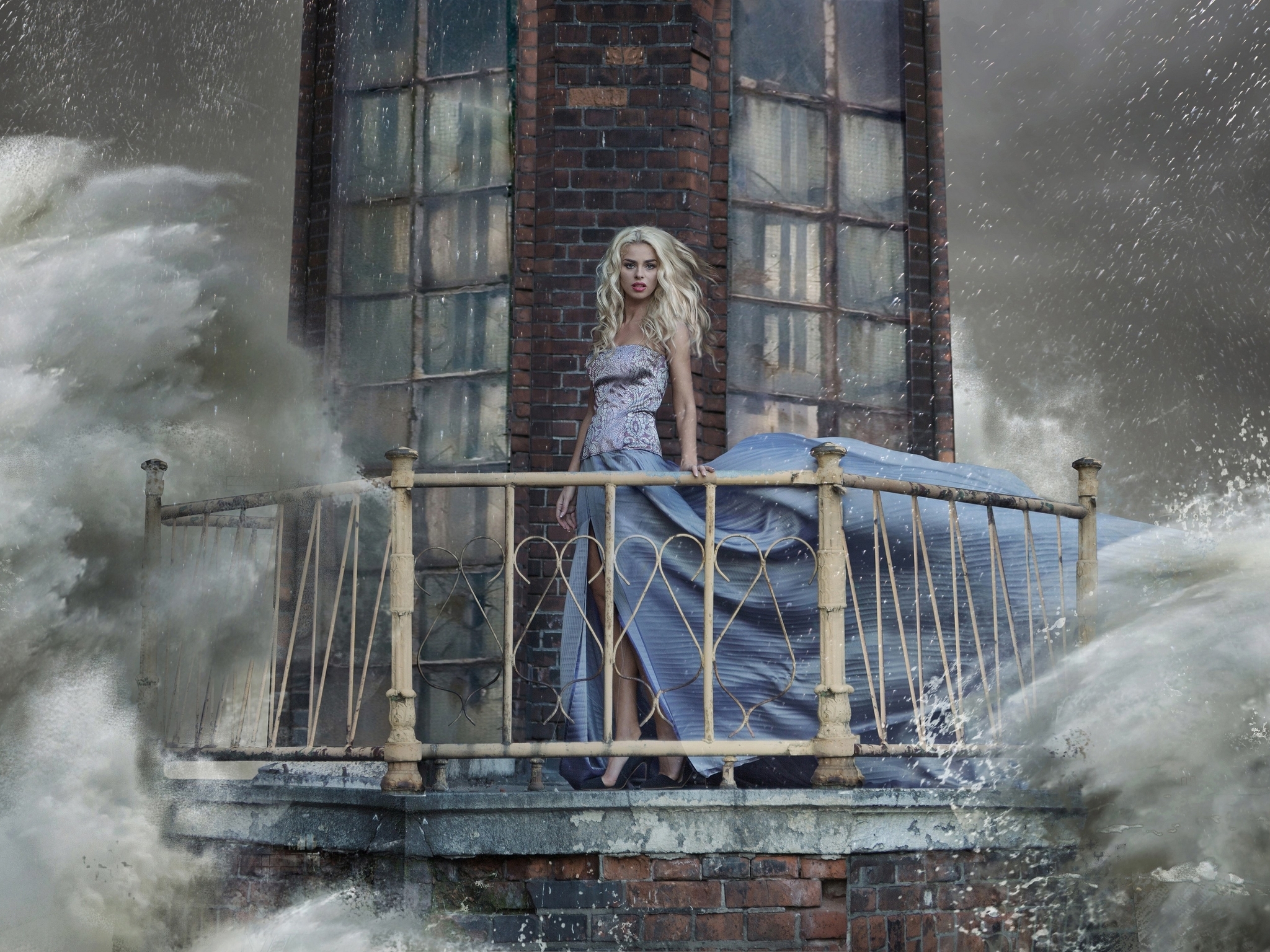 Картинка: Девушка, блондинка, буря, вода, платье, стоит, маяк