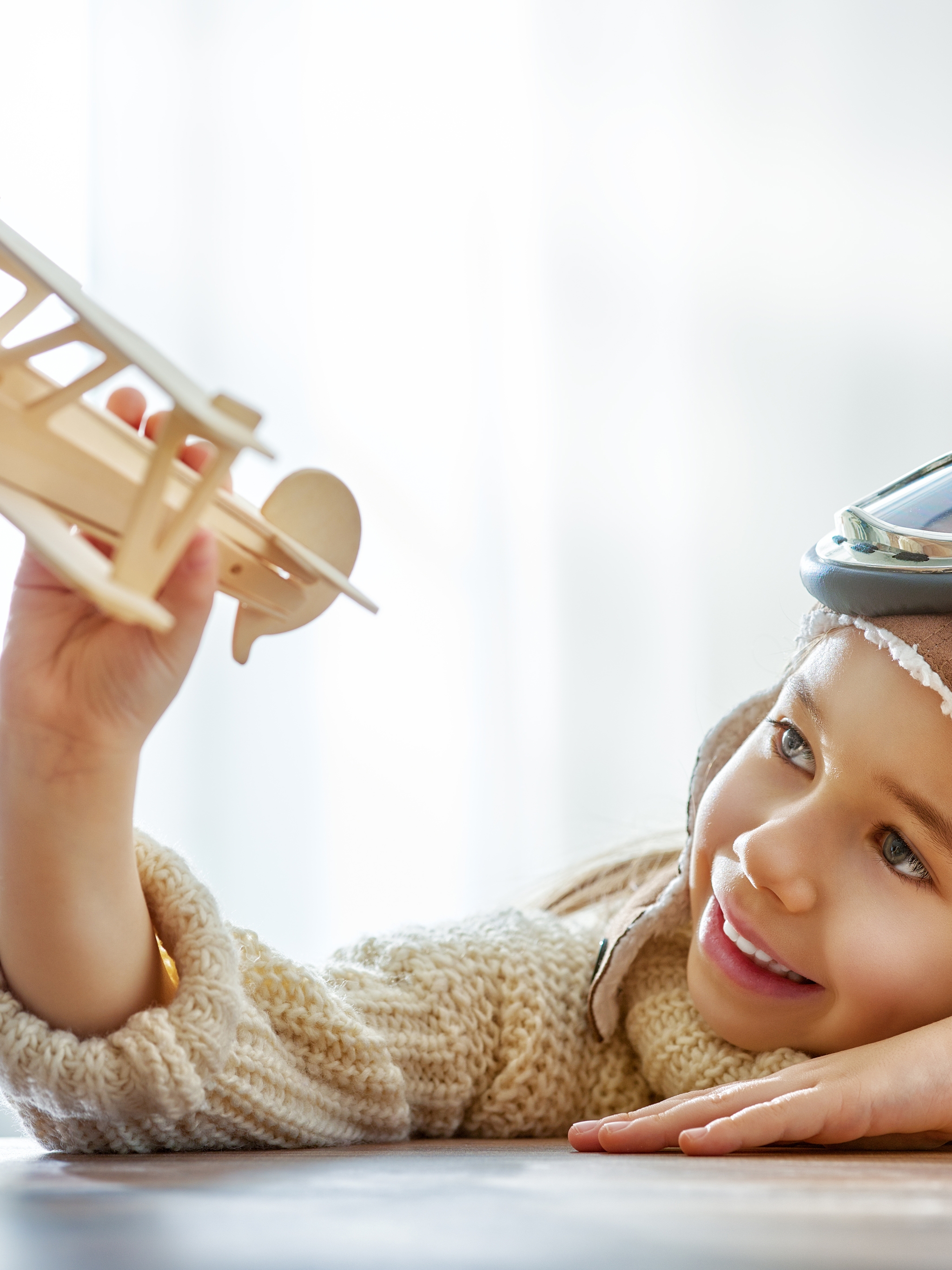 Картинка: Мальчик, игра, настроение, пилот, лётчик, игрушечный самолет, шлем, очки