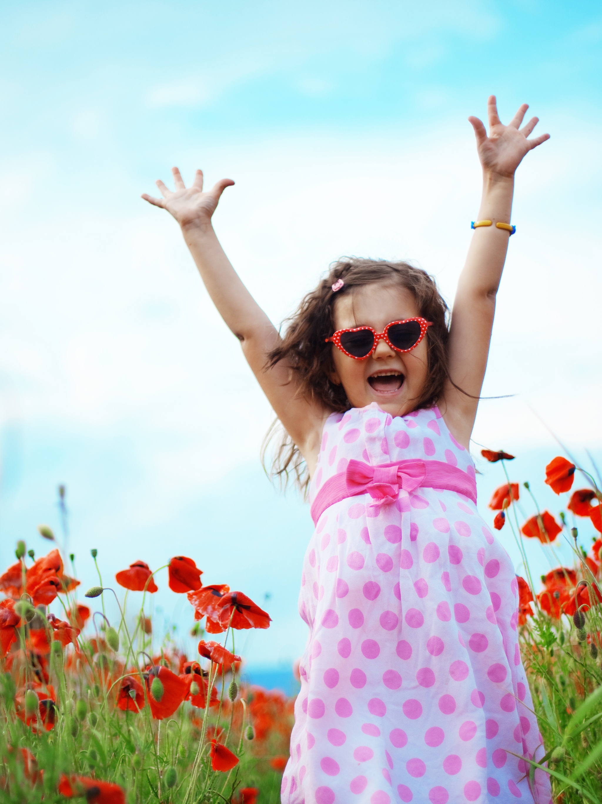Картинка: Девочка, небо, поле, мак, цветы, очки, радость, счастье