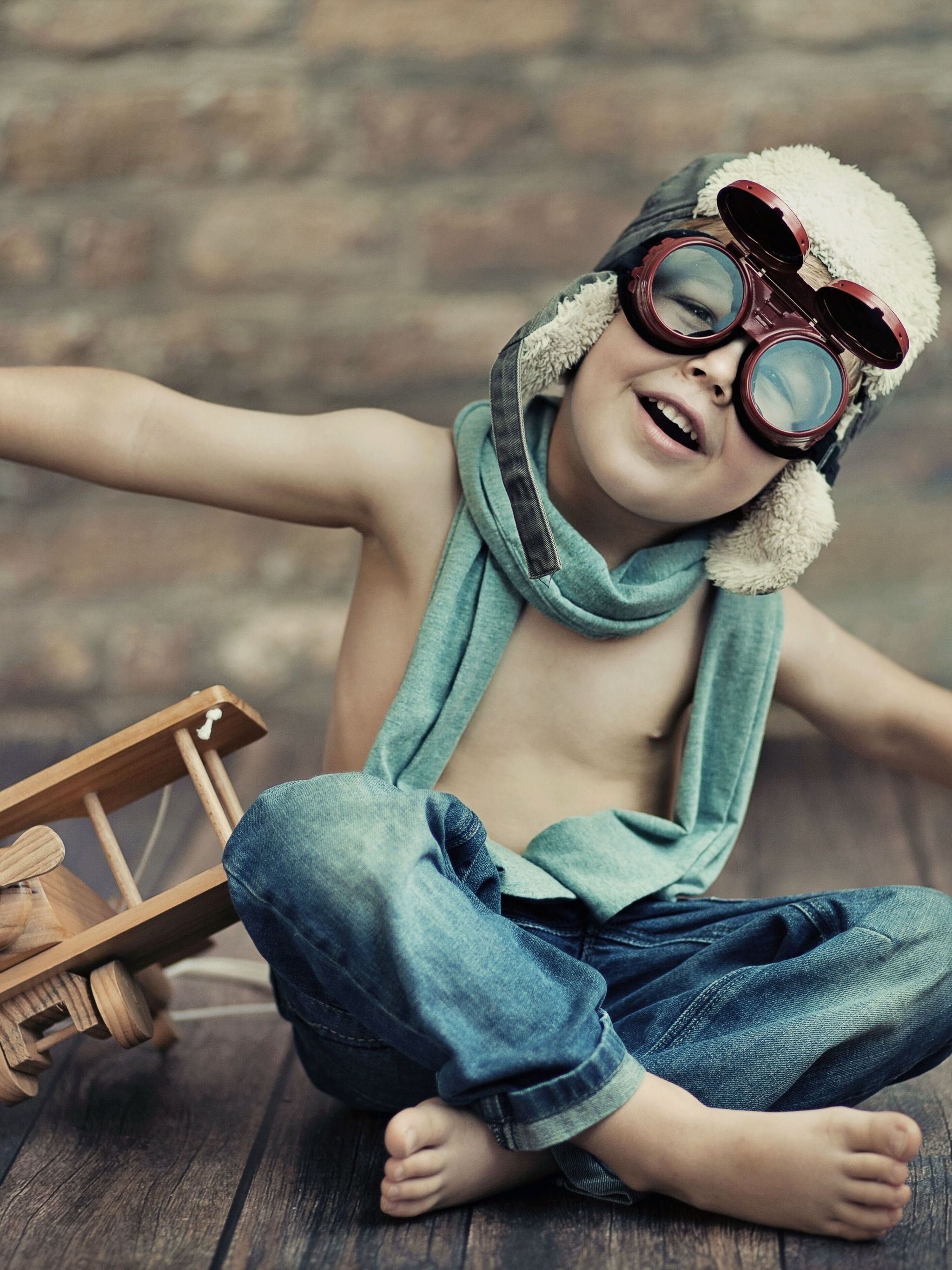 Картинка: Мальчик, игра, вертолёт, игрушка, очки, шапка