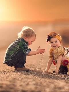 Картинка: Ребятишки, мальчик, девочка, улыбка, песок, закат