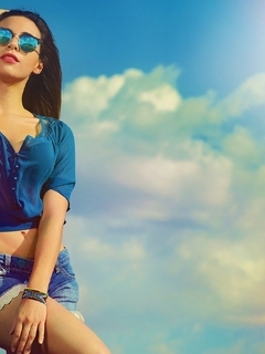 Картинка: Девушка, брюнетка, блузка, шорты, очки, небо, облака