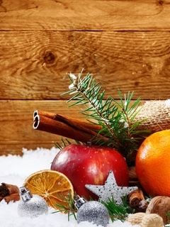 Картинка: Апельсин, яблоко, корица, звёздочка, ёлочные игрушки, веточка, ель, декор, снег