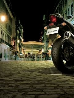 Картинка: Suzuki, мотоцикл, байк, чёрный, улица, здания, ночь, освещение