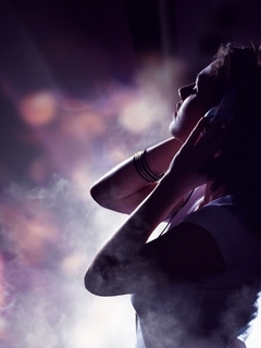 Картинка: Девушка, танцы, музыка, волосы, наушники, дым, лучи, свет