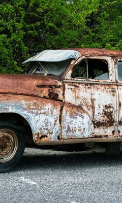 Картинка: Автомобиль, старый, ржавый, подпорки, кирпичи, асфальт, деревья