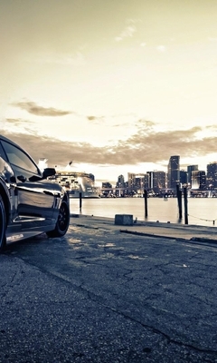 Картинка: Chevrolet Camaro, тёмный, стоп огни, город, высотки, здания, река, набережная, серое небо