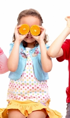 Картинка: Дети, трое, мальчик, девочки, игра, настроение, позитив, киви, апельсин, дольки, помидоры, белый фон