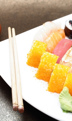 Картинка: Роллы, суши, соус, морепродукты, Японская кухня, палочки, напиток