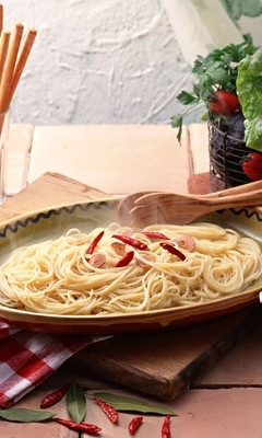 Image: Spaghetti, pepper, herbs, garlic, oil, lemon