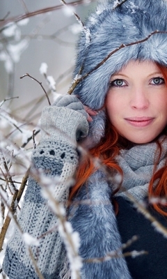 Картинка: Девушка, лицо, улыбка, рыжая, шапка, меховая, зима, ветки, снег