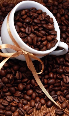 Картинка: Белая чашка, зёрна, кофе, лента, бантик, корзина
