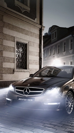 Картинка: Mercedes, Мерседес, фары, горят, колёса, авто, улица, дома, здания, вечер, ночь