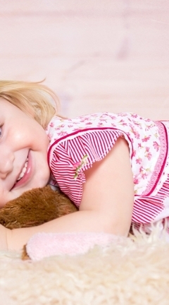 Картинка: Девочка, глаза, волосы, лежит, плед, подушка, игушка, платье, улыбка, настроение