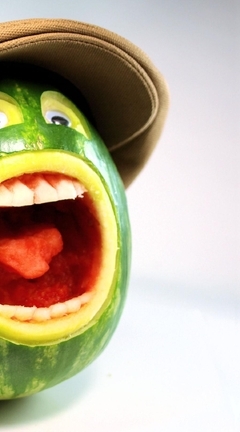 Картинка: Арбуз, зелёный, полосы, кричит, кепка, глаза, рот, зубы, язык, белый фон