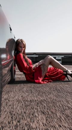 Картинка: Брюнетка, девушка, Вероника Вонка, красное платье, тату, ножки, каблуки, сидит, взгляд, машина, асфальт