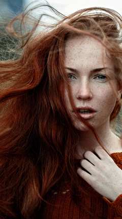 Картинка: Девушка, лицо, рыжая, веснушки, ветер, волосы, взгляд, кофта