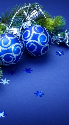 Картинка: Новый год, зима, шары, ёлочные игрушки, колокольчики, ветки, ель, снежинки, синий фон