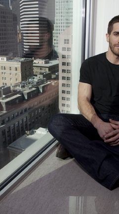 Картинка: Джейк Джилленхол, актёр, мужчина, сидит, окно, подоконник, небоскрёб, здания