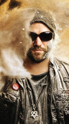 Картинка: Мужчина, борода, очки, шапка, пыль, песок, частицы, россыпь