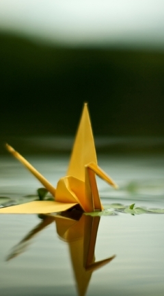 Картинка: Оригами, журавлик, бумажный, вода, отражение, плывёт