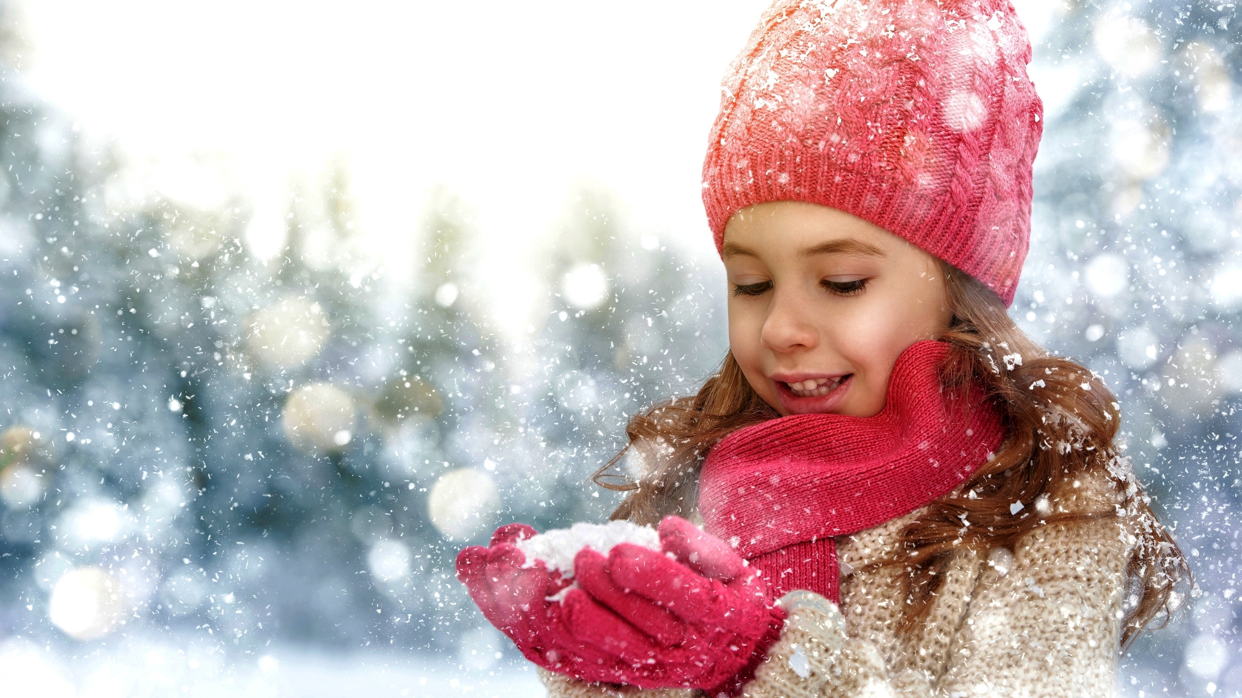 Картинка: Девочка, зима, снег, снежинки, падает, шапка, шарф, улыбка, настроение