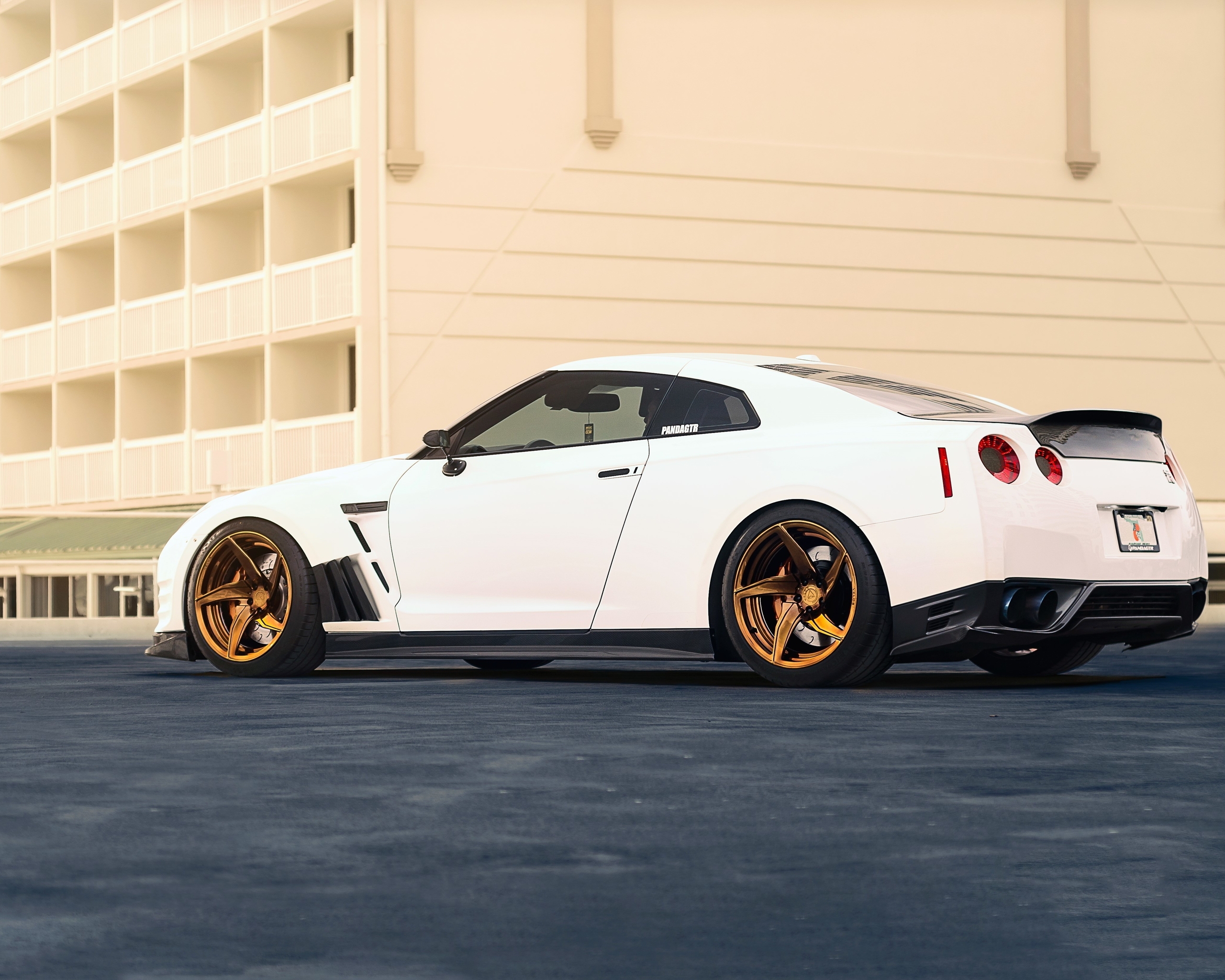 Картинка: Nissan, белый, GT-R, здание, асфальт, литьё, суперкар