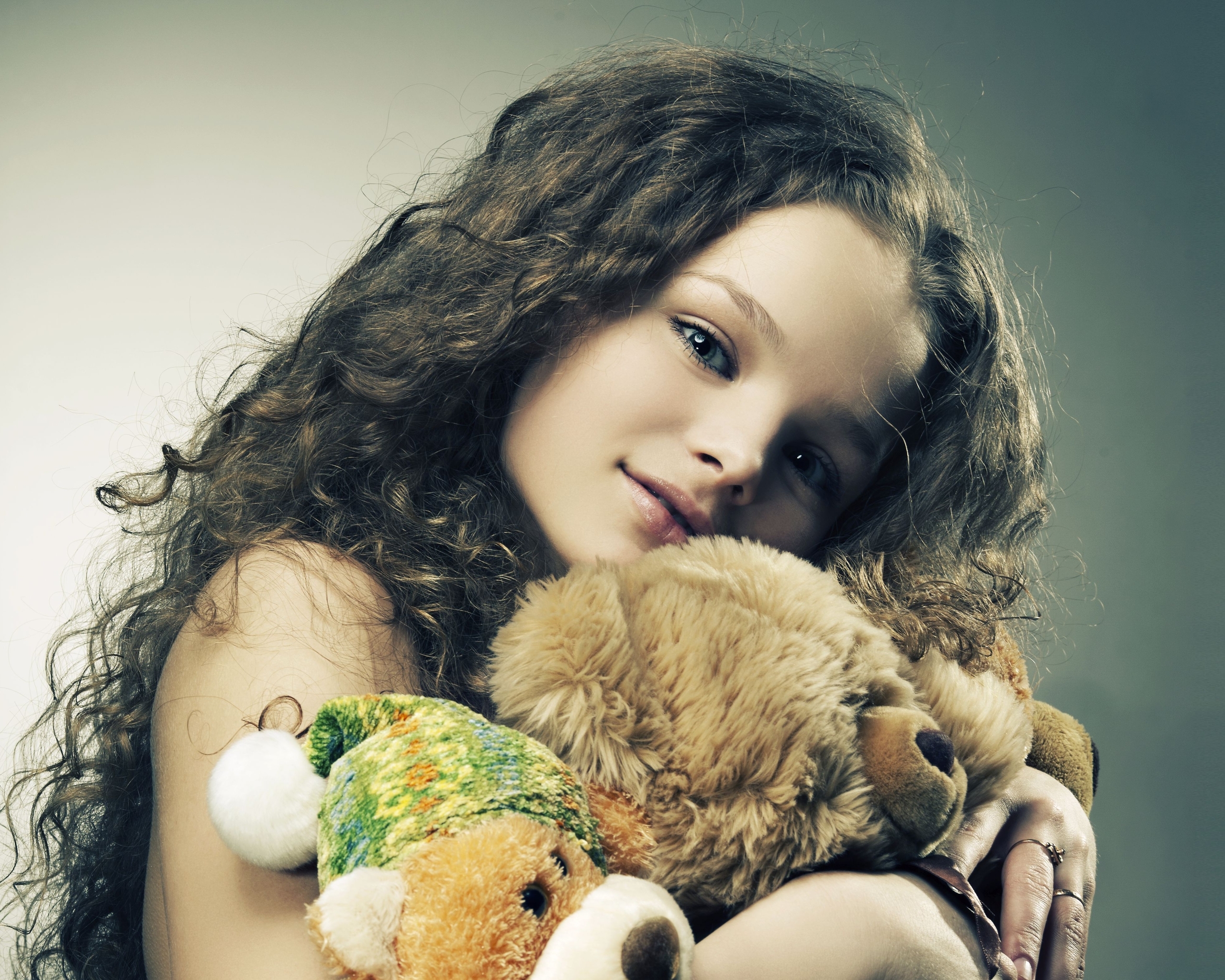 Картинка: Девочка, игрушки, взгляд, улыбка, волосы, кудри, мишка