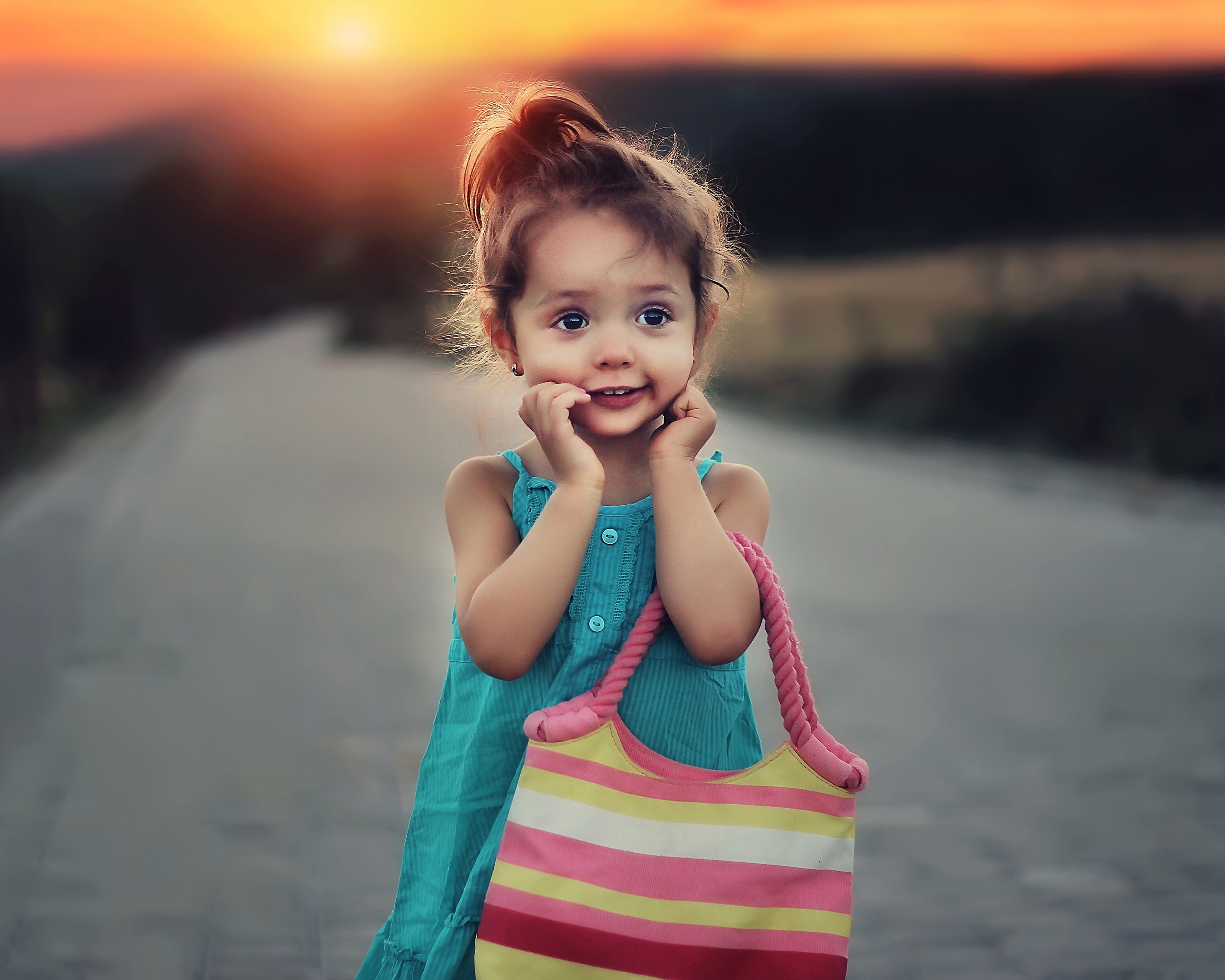 Картинка: Девочка, сумка, фон, размытость, закат, дорога, полоски