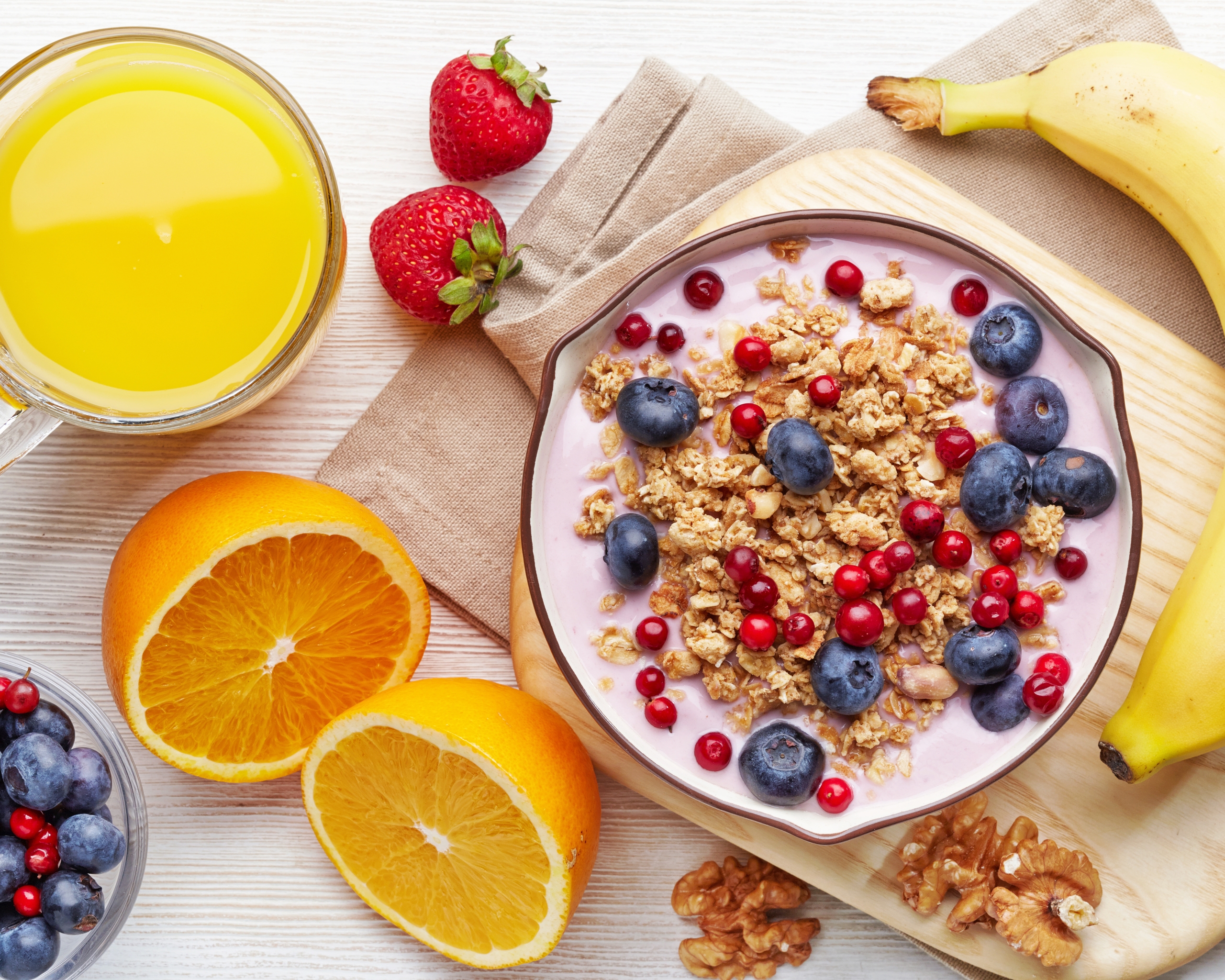 Картинка: Мюсли, злаки, завтрак, банан, цитрус, апельсин, сок, витамины, орехи, ягоды, черника, доска