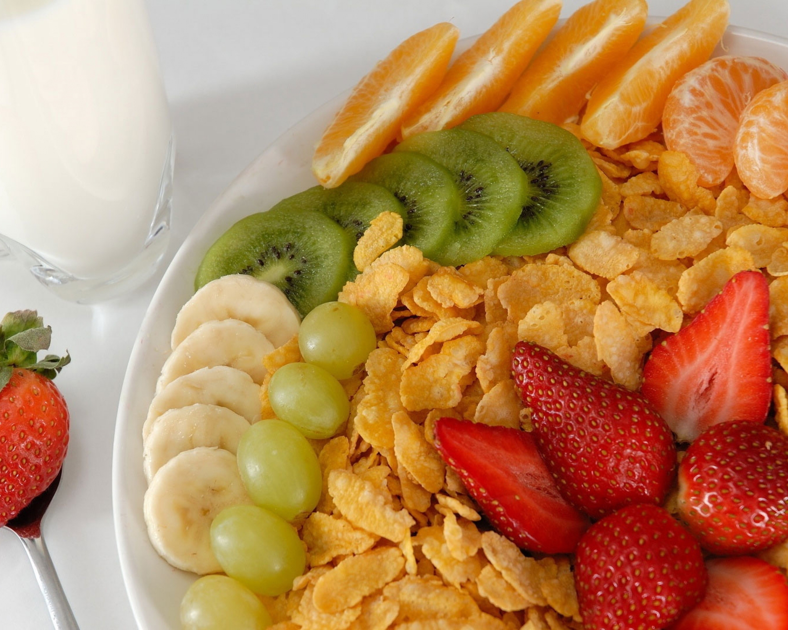 Image: Strawberry, banana, grape, kiwi, tangerine, fruit, cereal