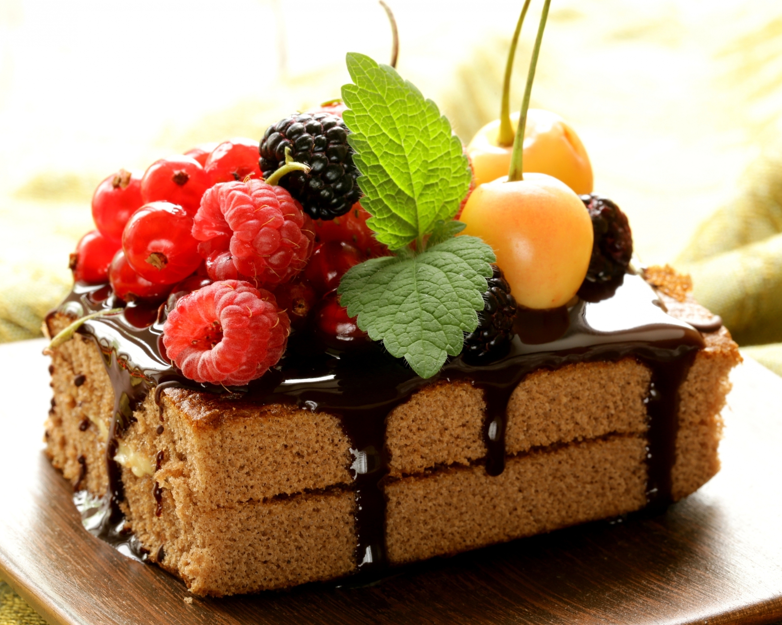 Картинка: Пирожное, тортик, шоколад, сладость, ягоды, малина, смородина, ежевика, мята