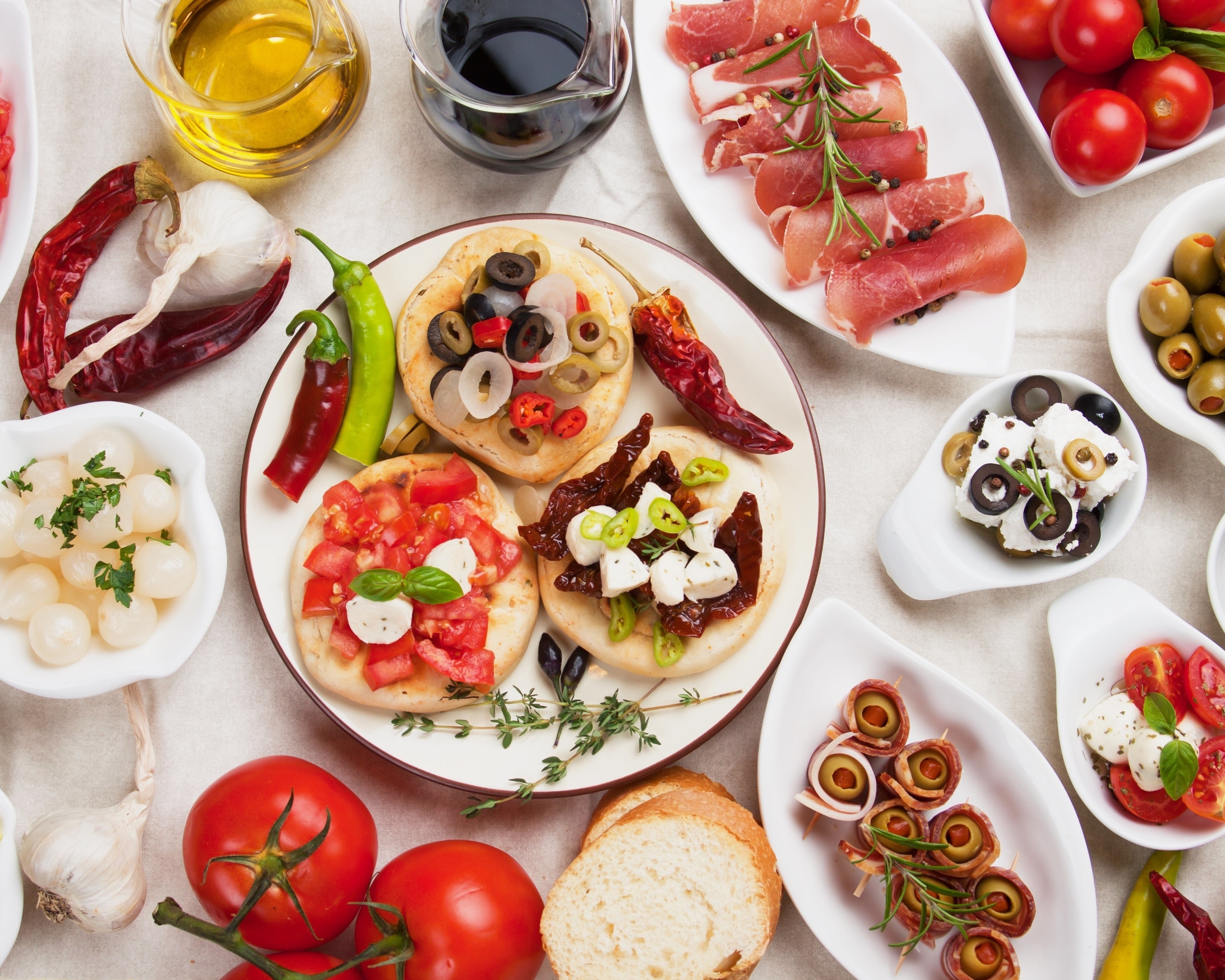 Картинка: Закуска, оливки, маслины, нарезка, перец, помидоры, масло, соус