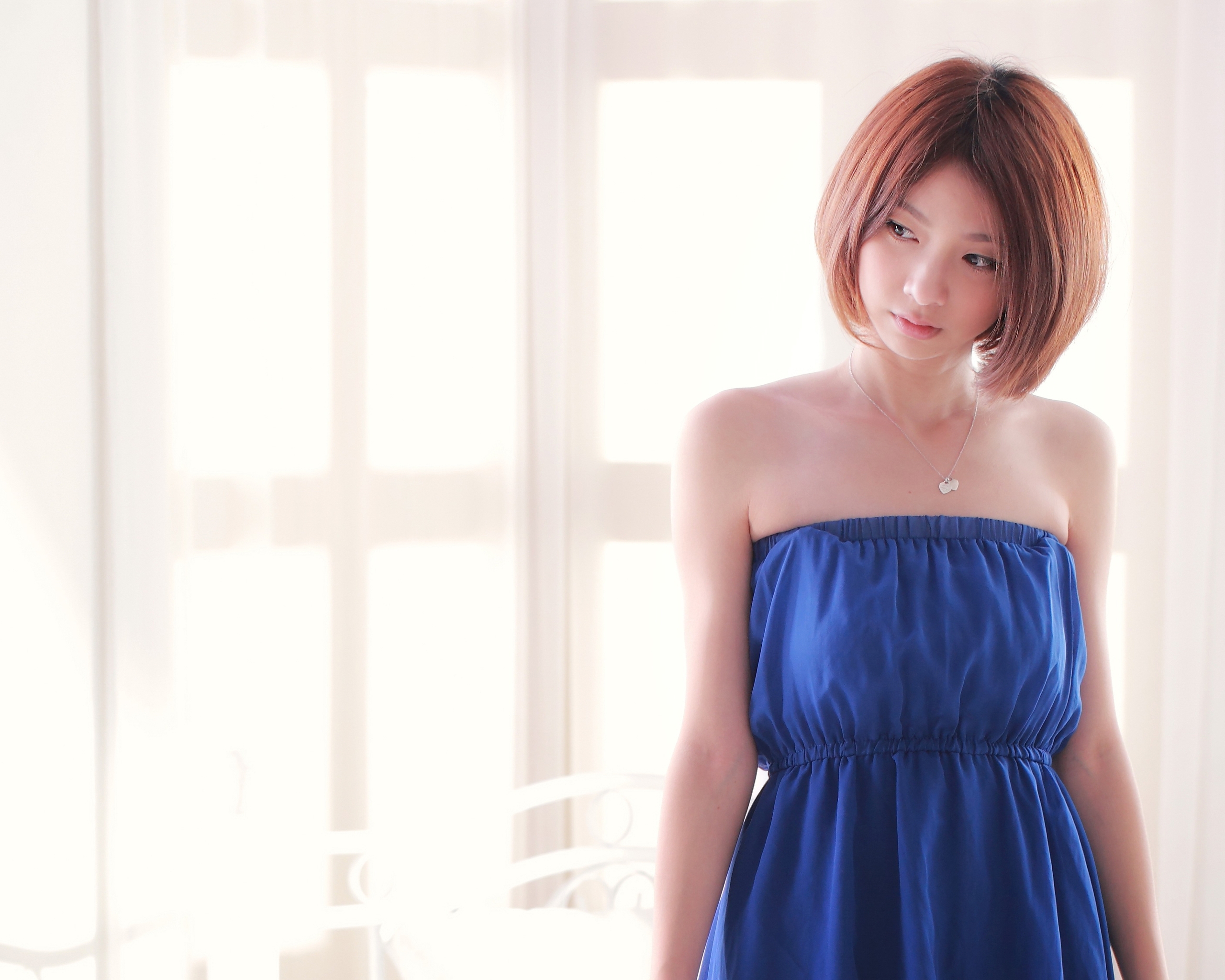 Картинка: Девушка, азиатка, причёска, каре, стоит, синее, платье, окно