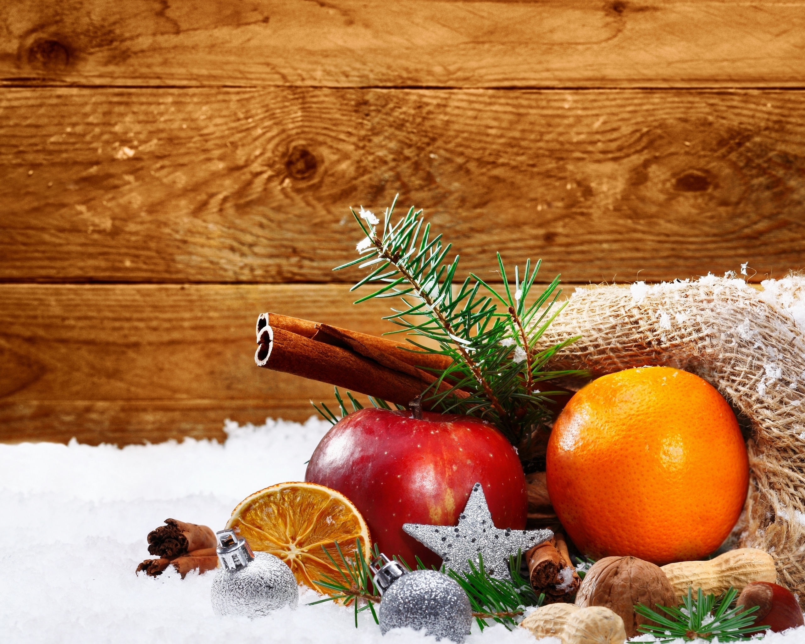 Картинка: Апельсин, яблоко, корица, звёздочка, ёлочные игрушки, веточка, ель, декор, снег
